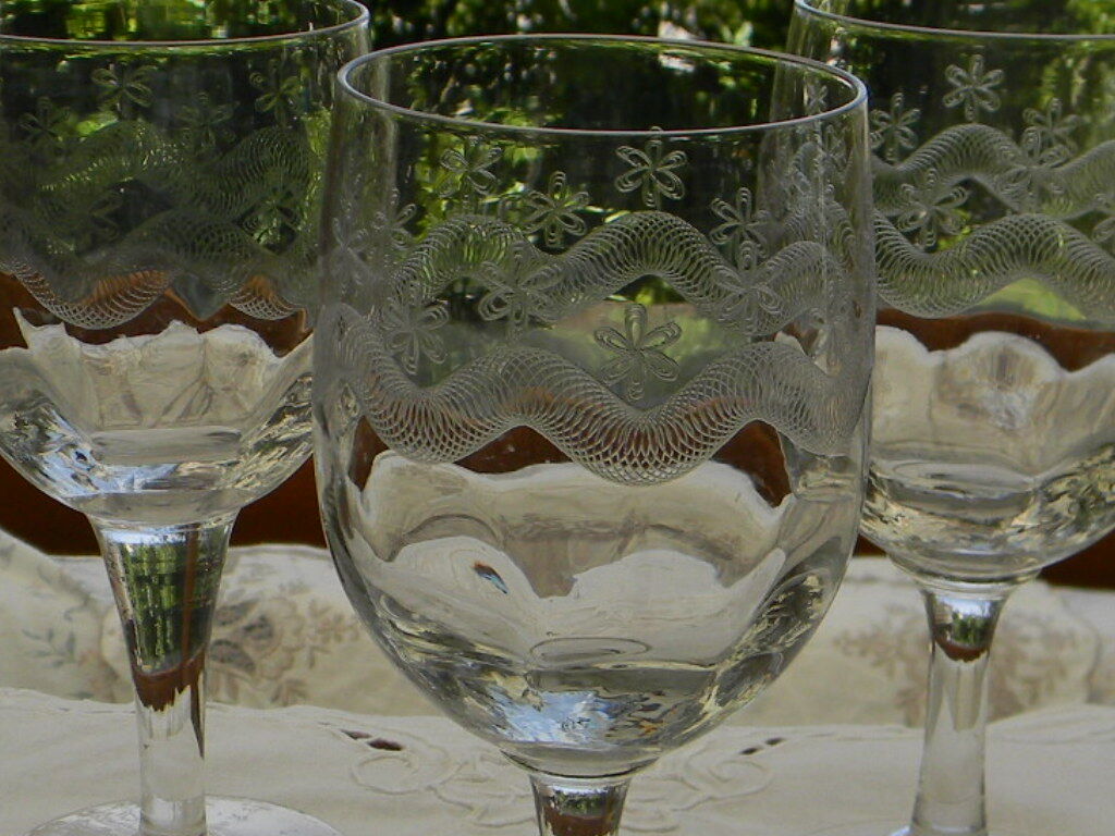 Set of 3 antique water glasses in engraved glass.