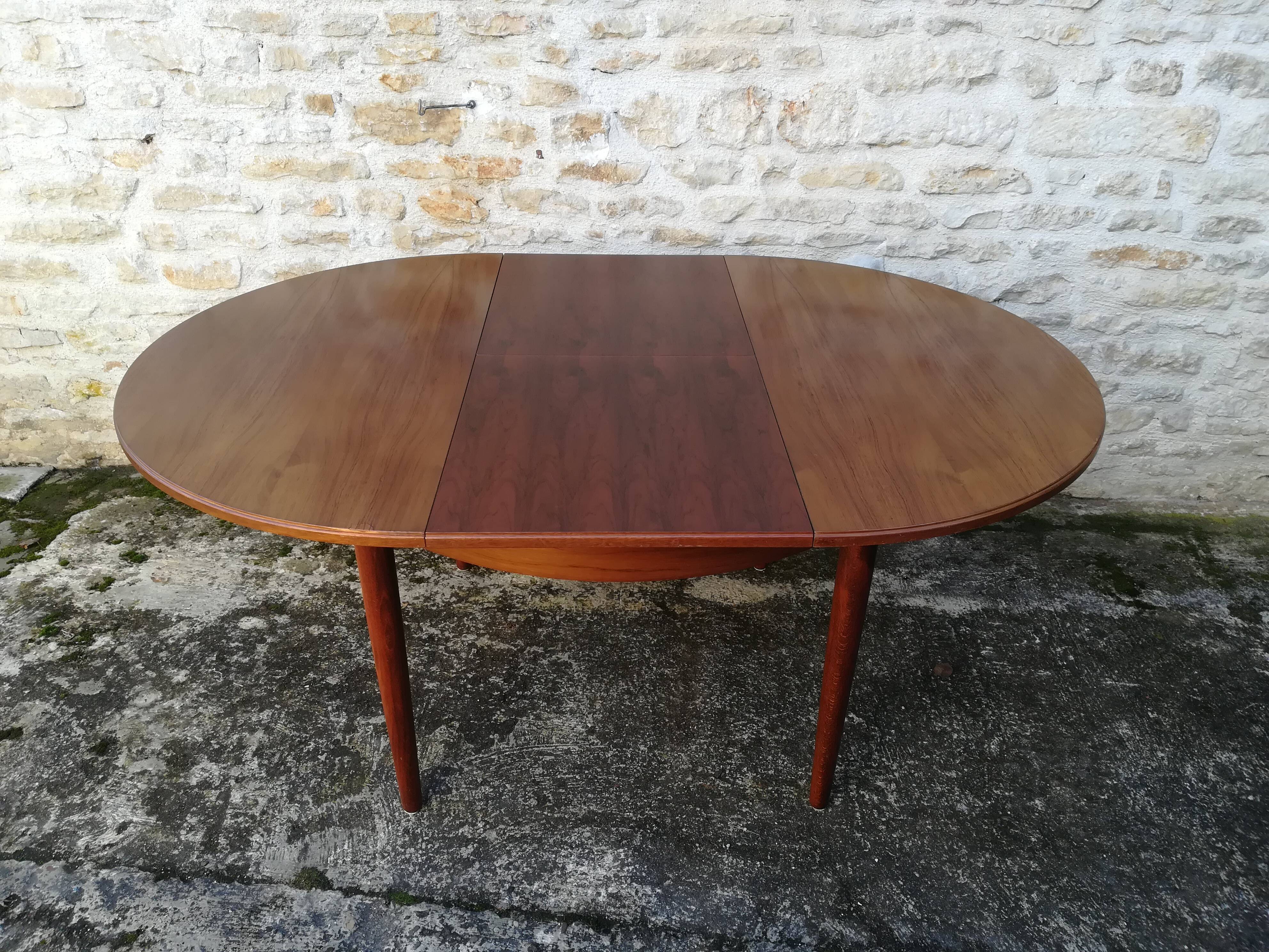 Scandinavian table with extension