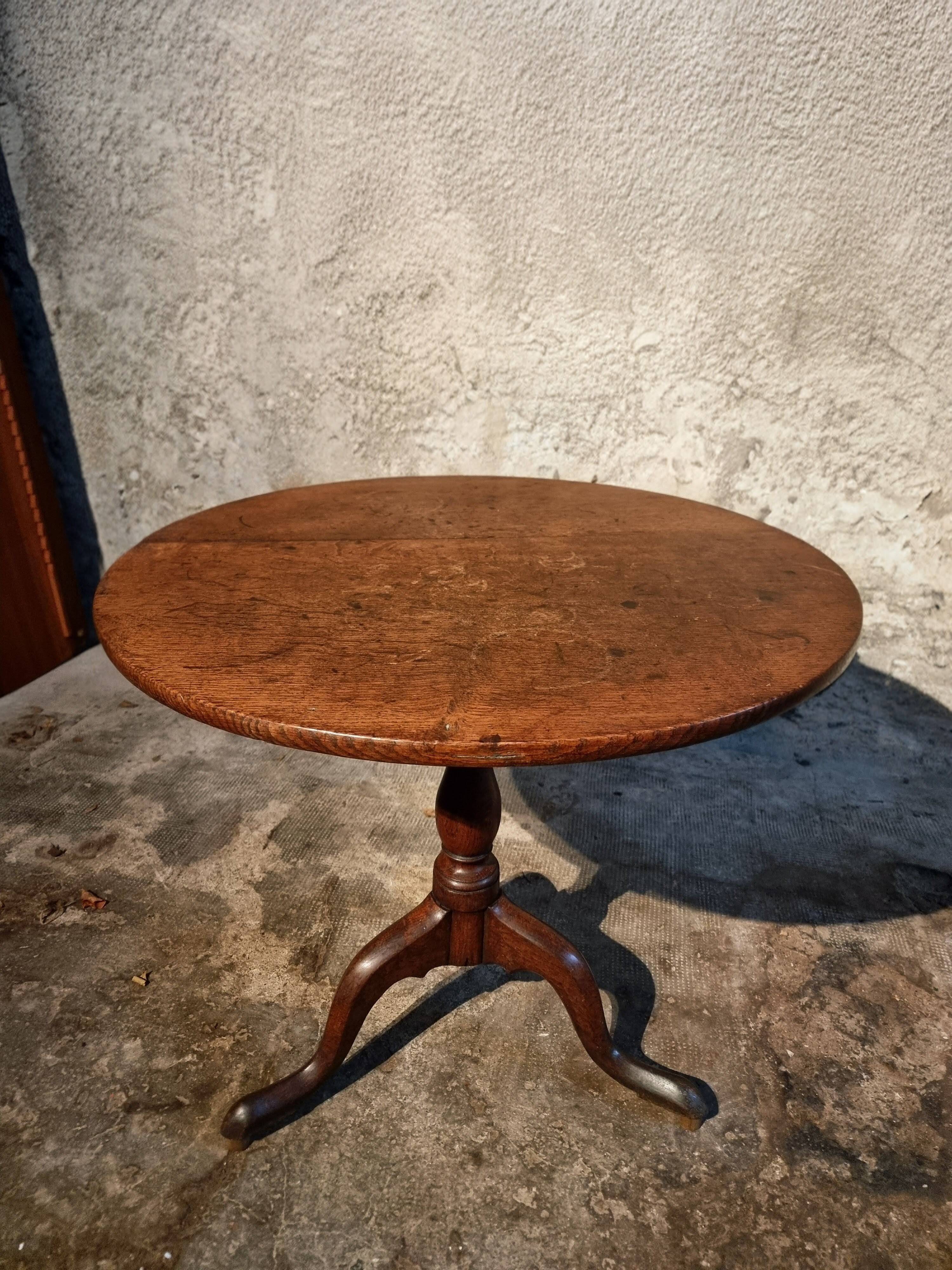 Antique Georgian tilt-top oak table from around 1800 – Round tripod side table 80 cm