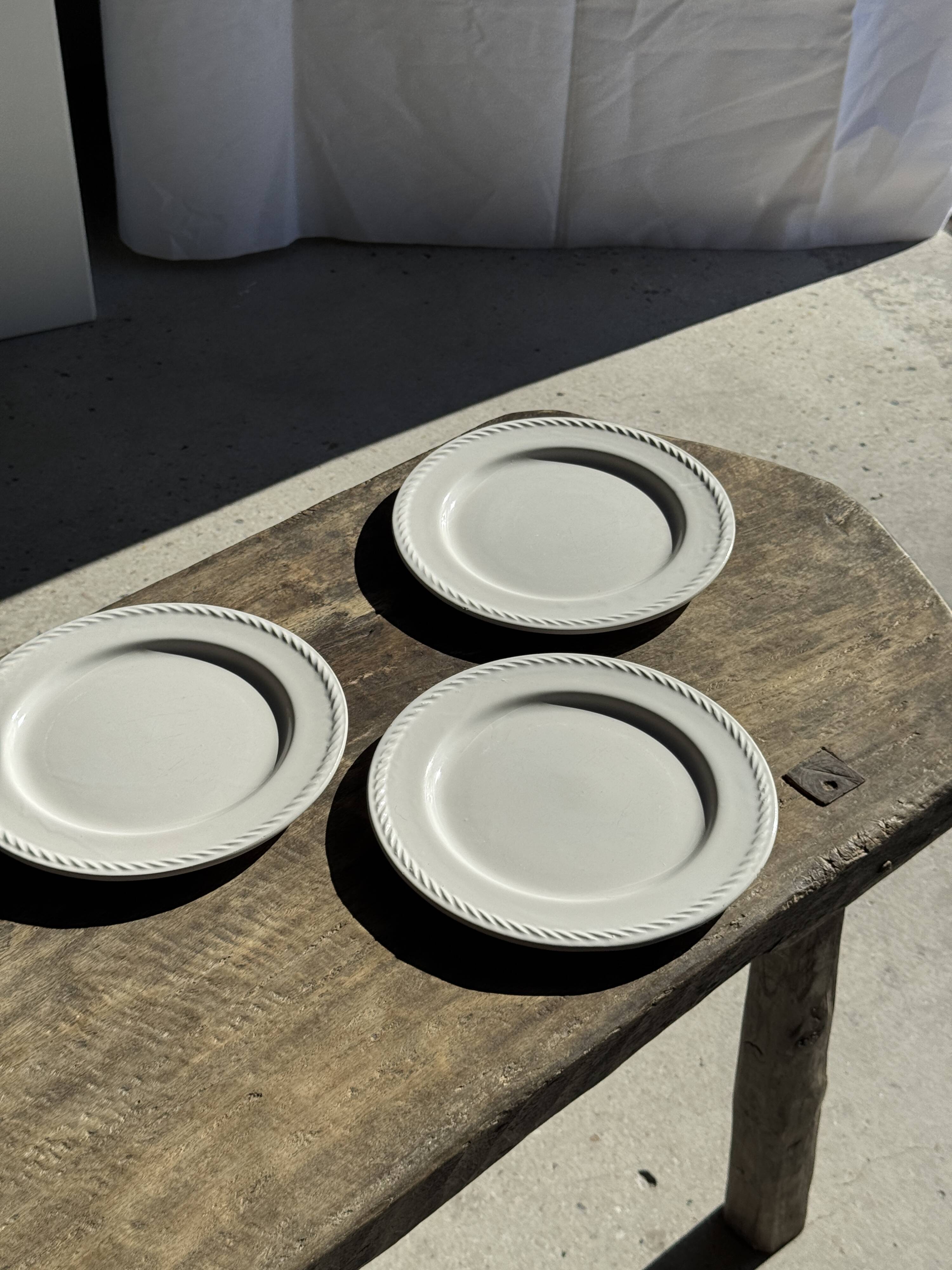Set of 3 large classic white plates D24.5