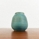 Mid-century German minimalist studio pottery vase by Lu and Gerd Grove, 1964.