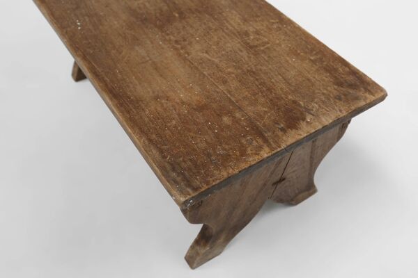Petit tabouret en bois rustique avec base courbée, France, années 1900.