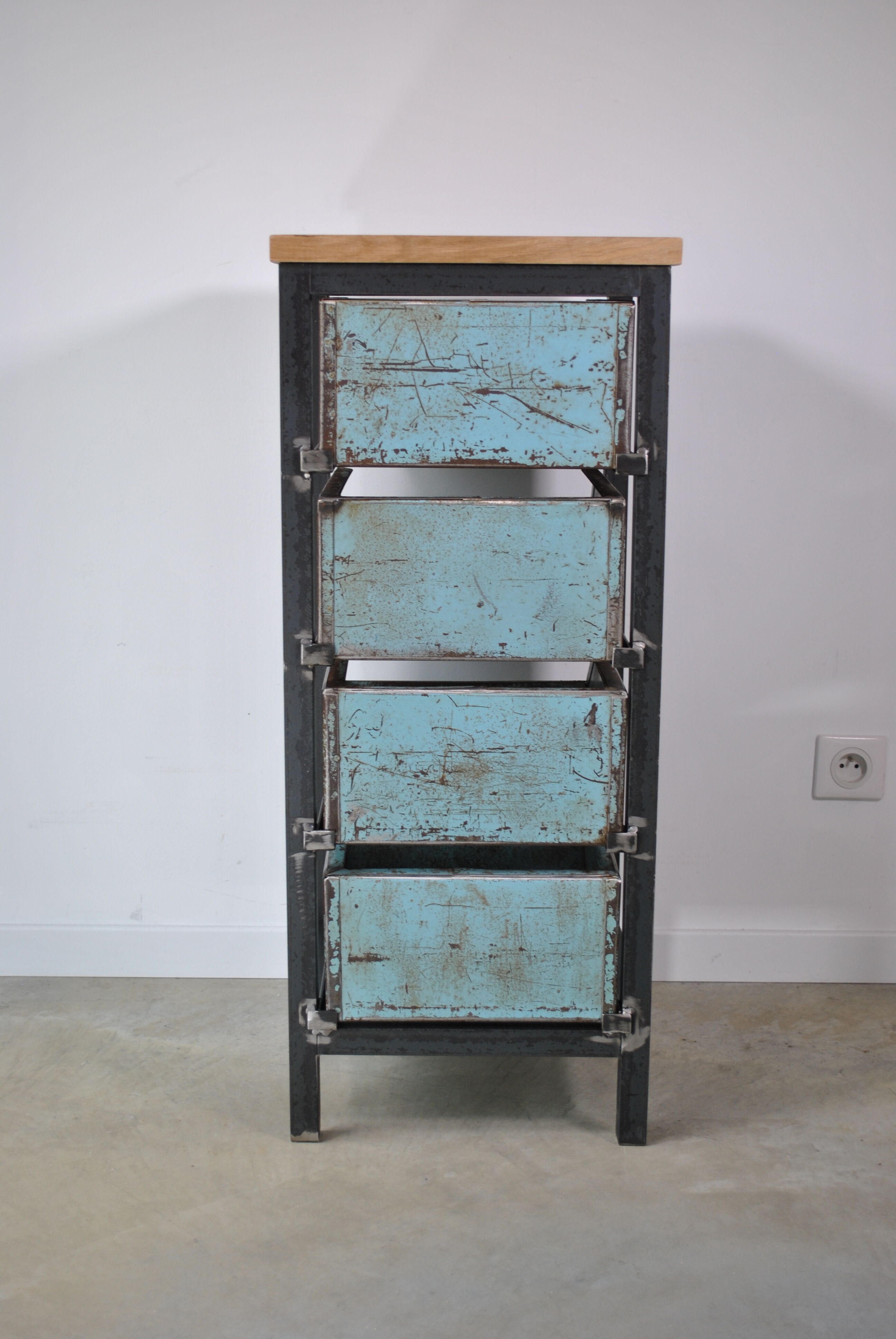 Industrial drawer cabinet