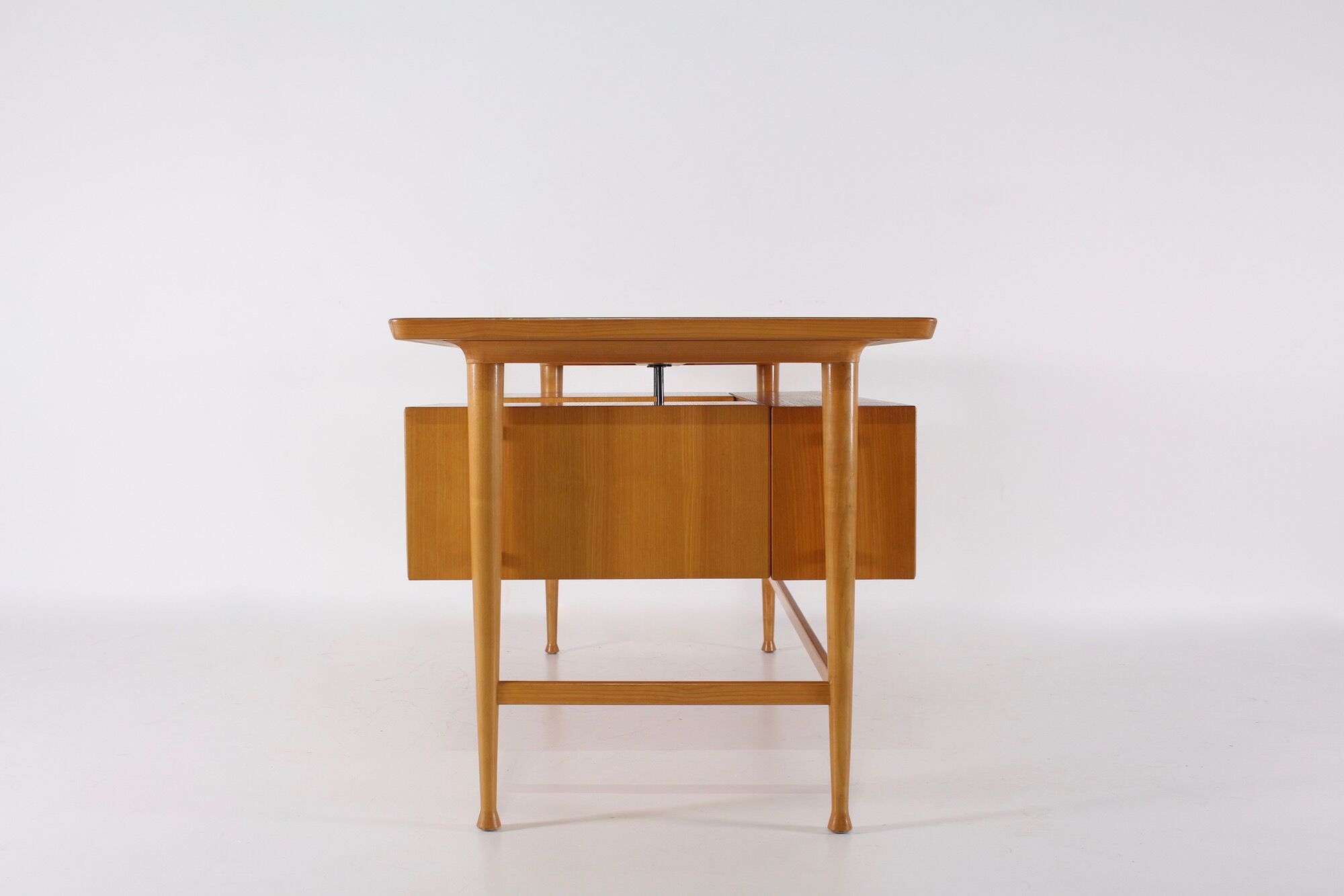 Scandinavian desk all sides