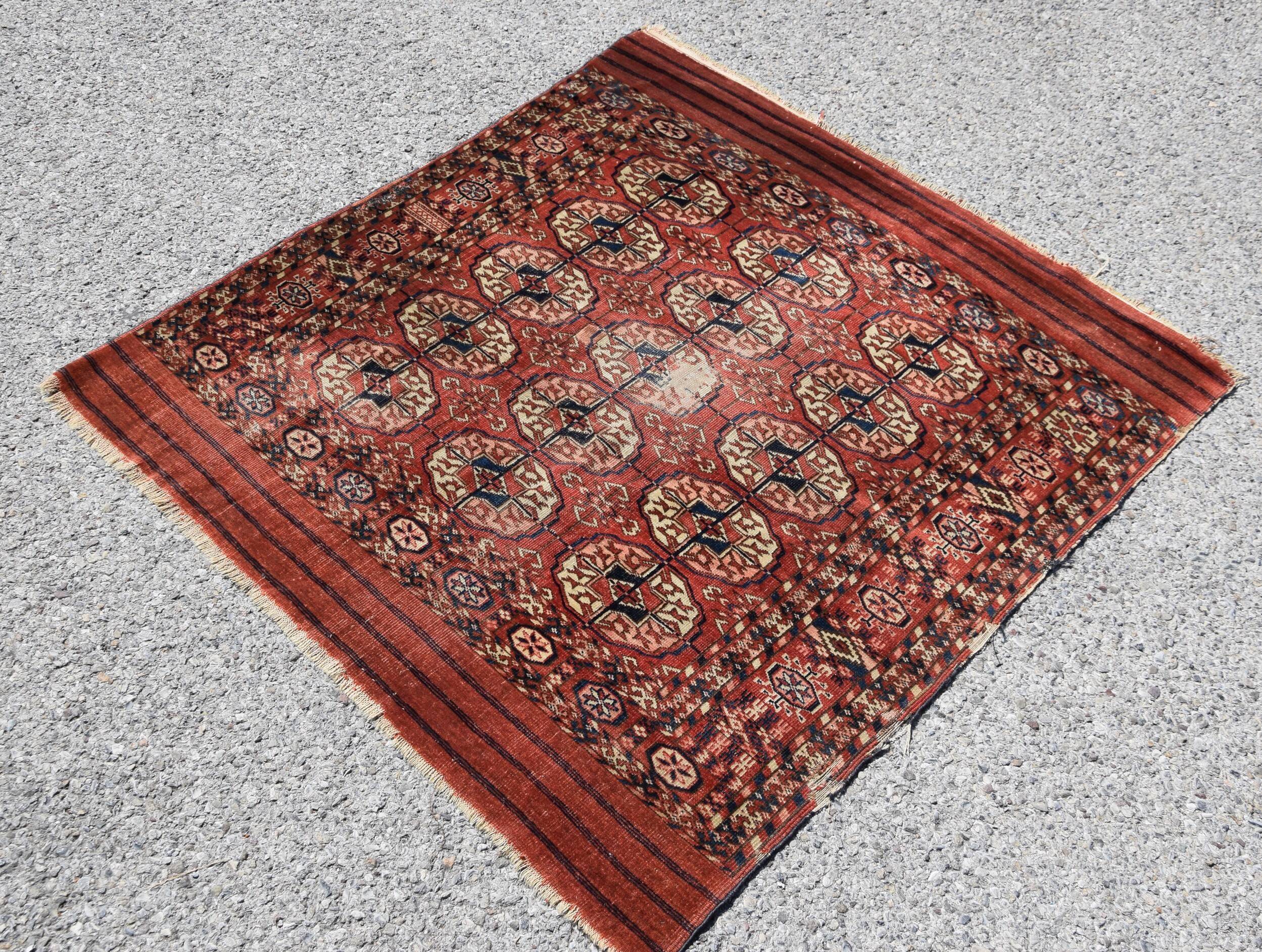 Antique Turkmen Bukhara rug: 0.95 x 1.10 meters