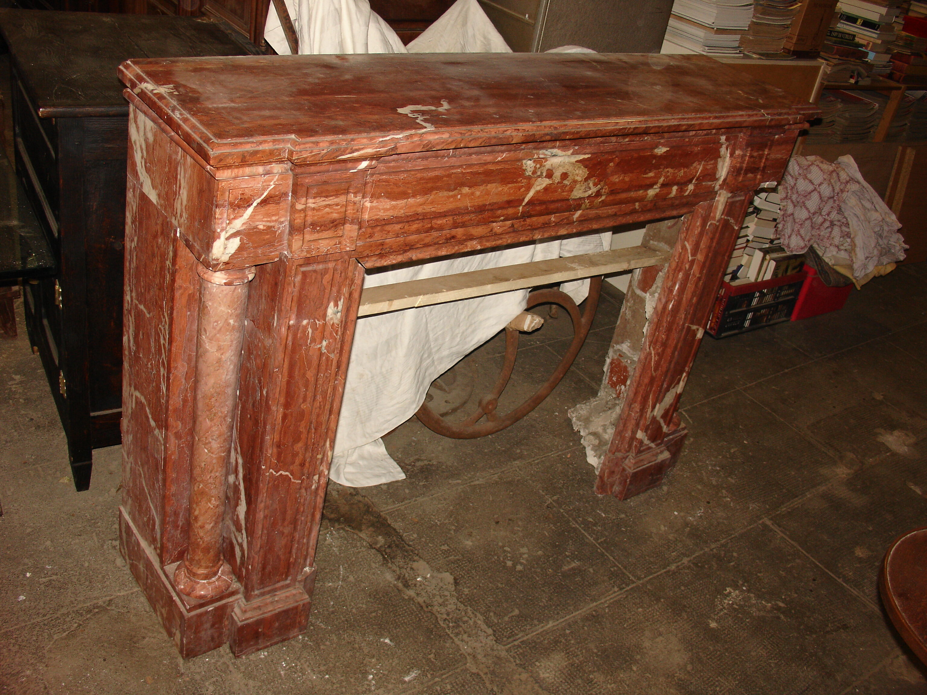 Fireplace columns in red marble of Languedoc and dating from the end of the XIX century