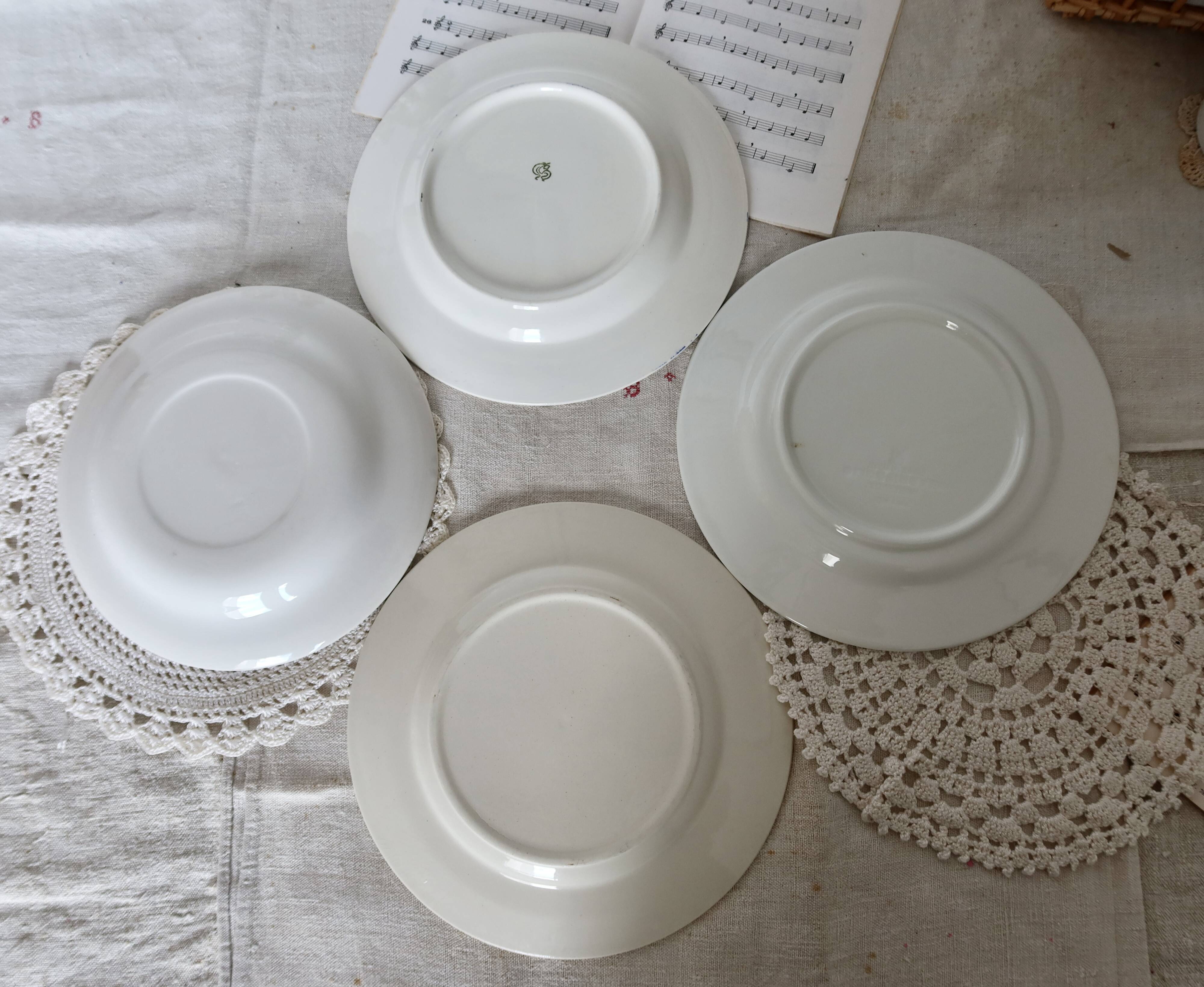 4 vintage mismatched flat plates in blue and white earthenware porcelain - Lot Emma