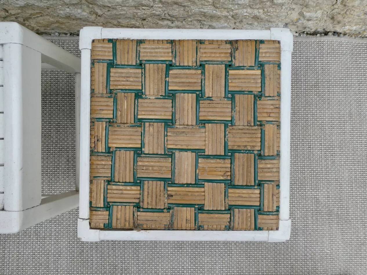 Paire de tabourets en bois, patine blanche, vers 1950