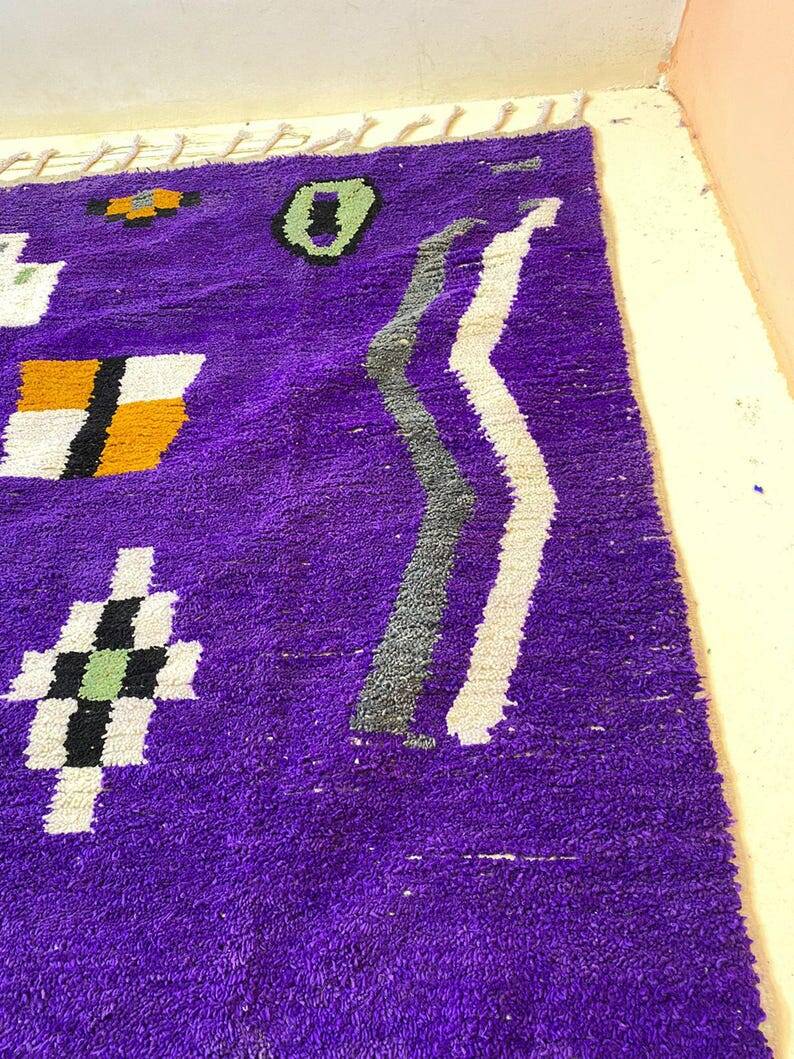 Off-white Moroccan rug with colorful patterns, 250cm x 150cm