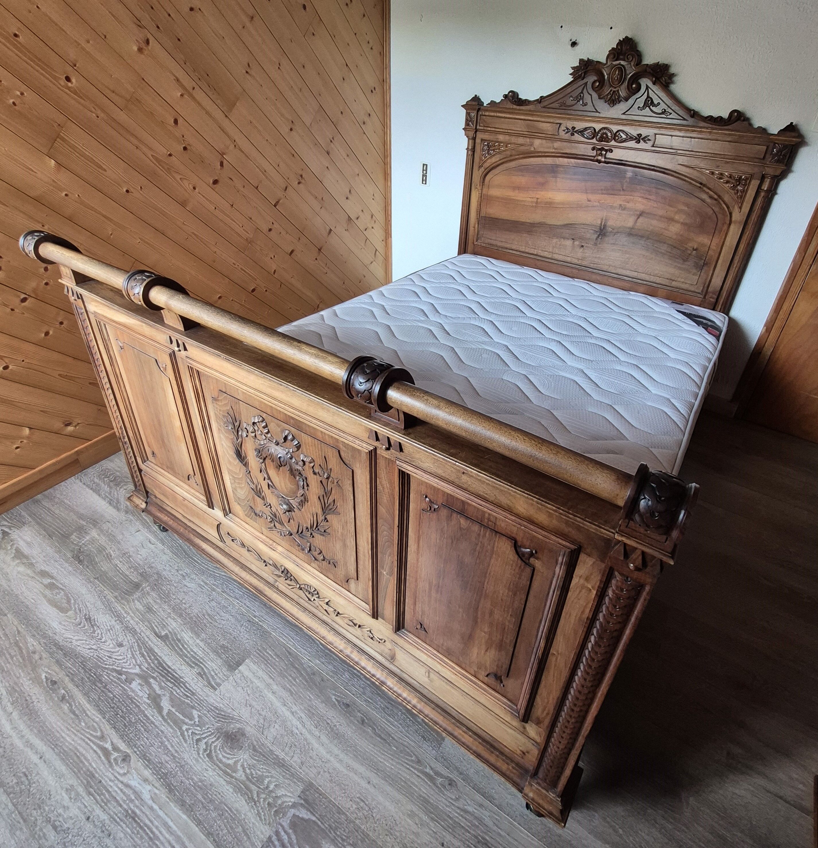 Lit ancien sculpté – bois massif style Louis Philippe