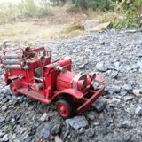Camion de pompier américain de 1930 en acier tole avev tous ses accessoires lance à eau,