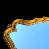 Ancien miroir mural rococo en résine dorée - H55 cm