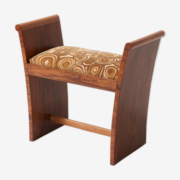 Rests art-deco feet in walnut