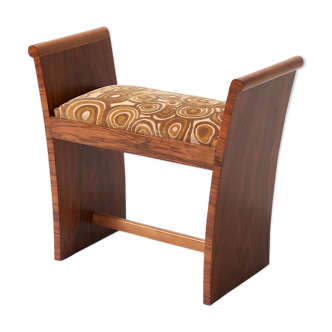 Rests art-deco feet in walnut