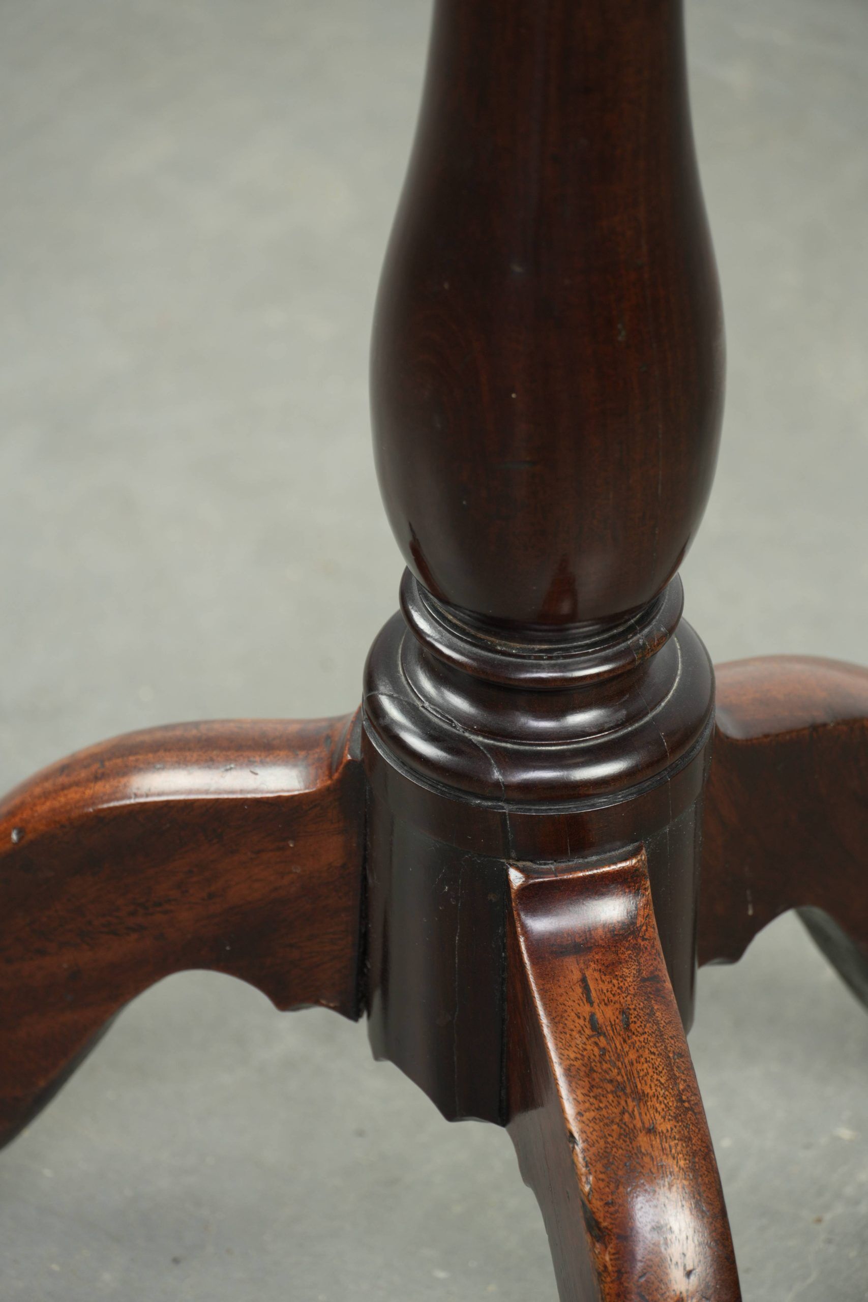 Round antique side/wine table from the late 18th century with a subtle foot