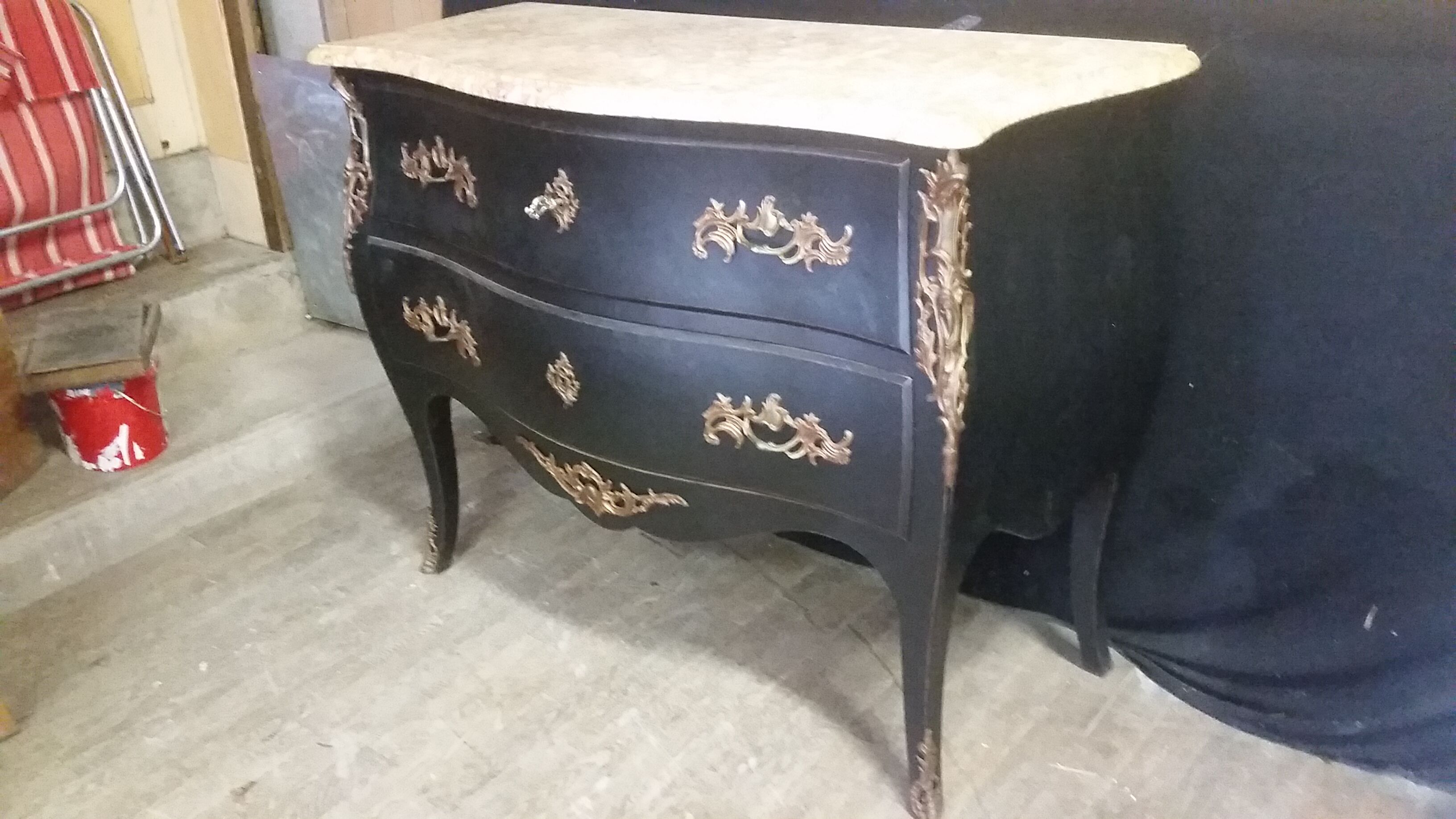 Curved chest of drawers