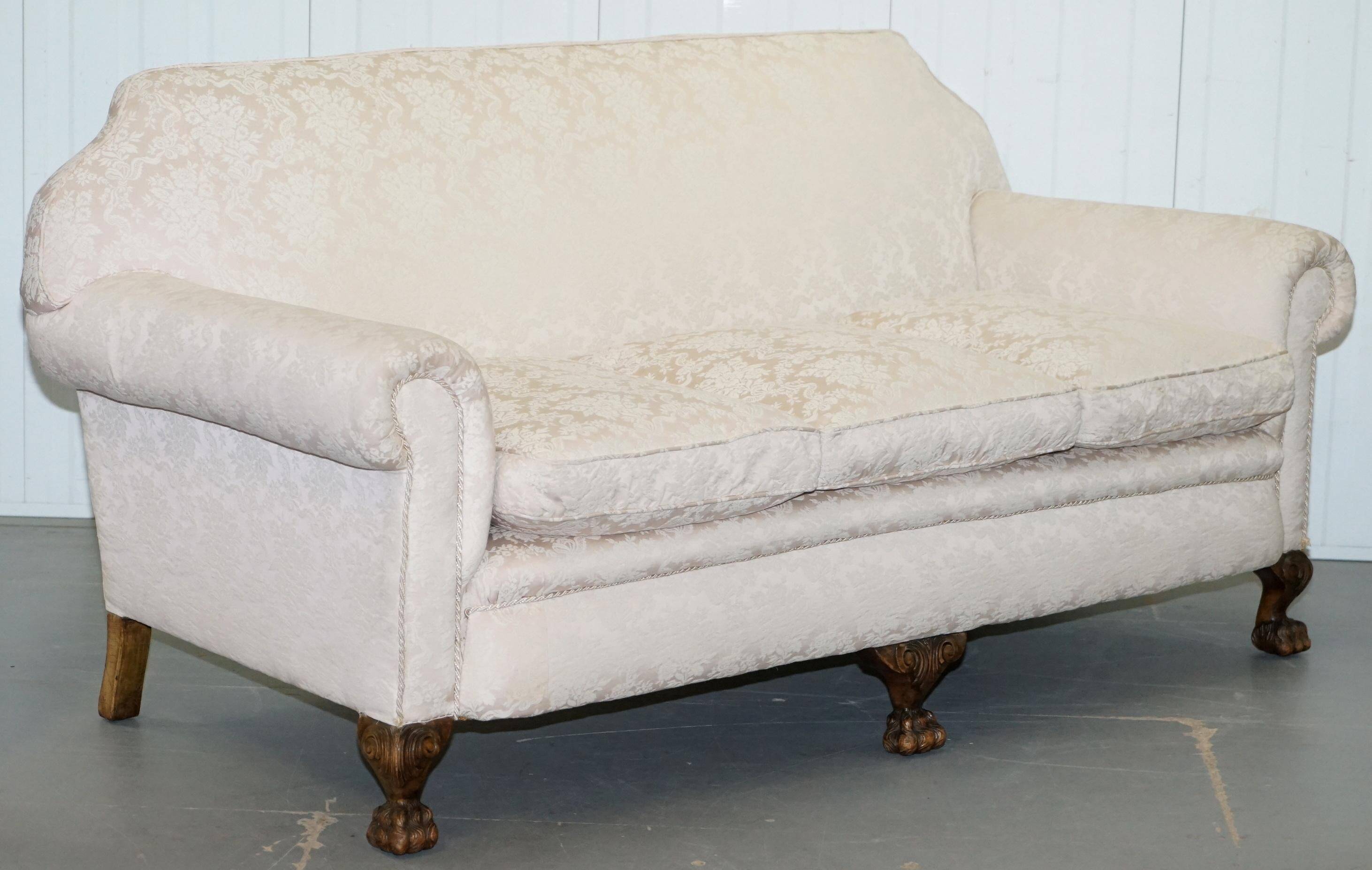 Victorian suite in damask, walnut frame, legs carved in lion's paw.