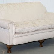 Victorian suite in damask, walnut frame, legs carved in lion's paw.