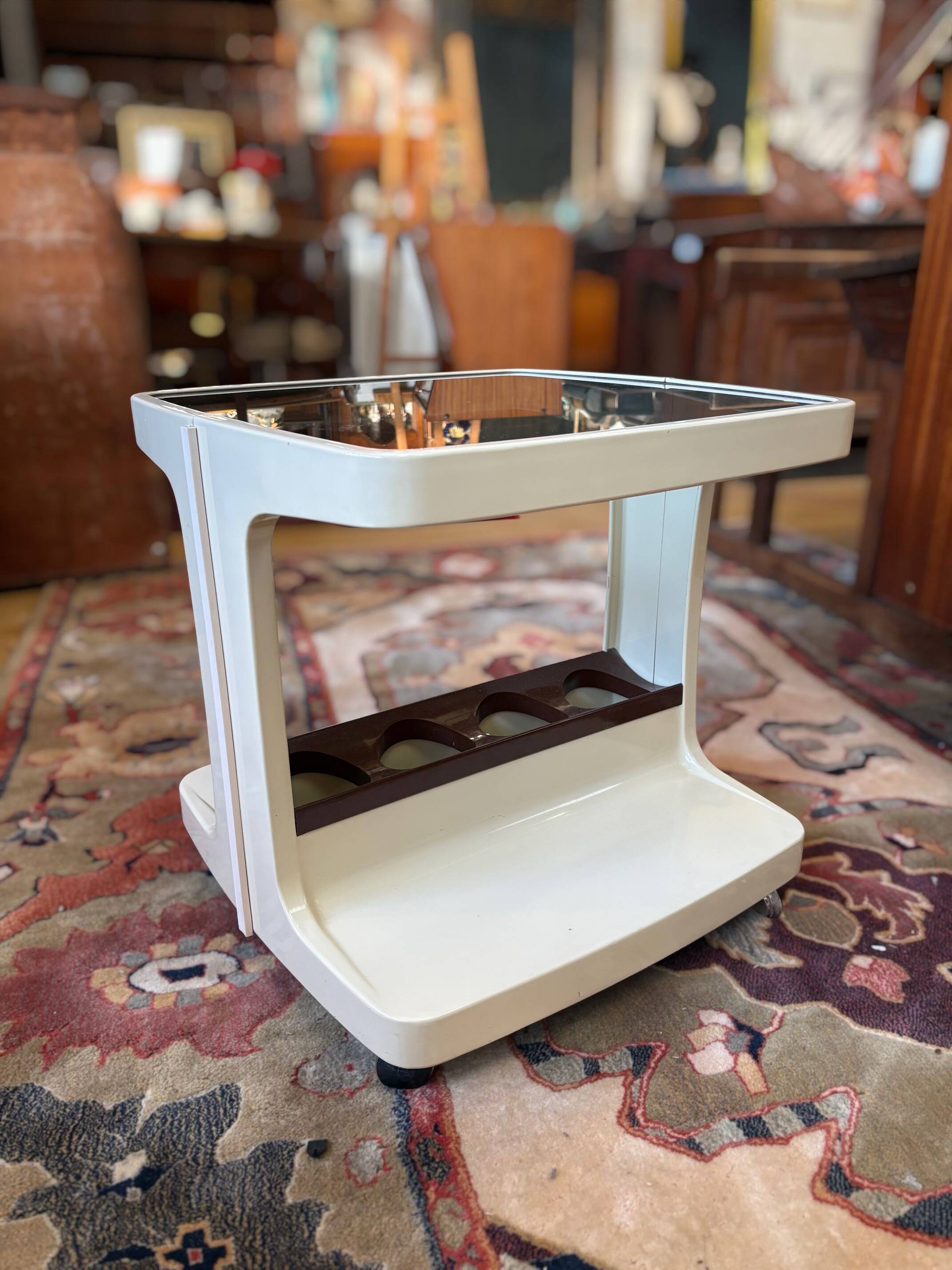 Desserte roulante vintage années 70 en plastique et miroir fumé