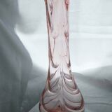 Vase en verre rose effet drapé