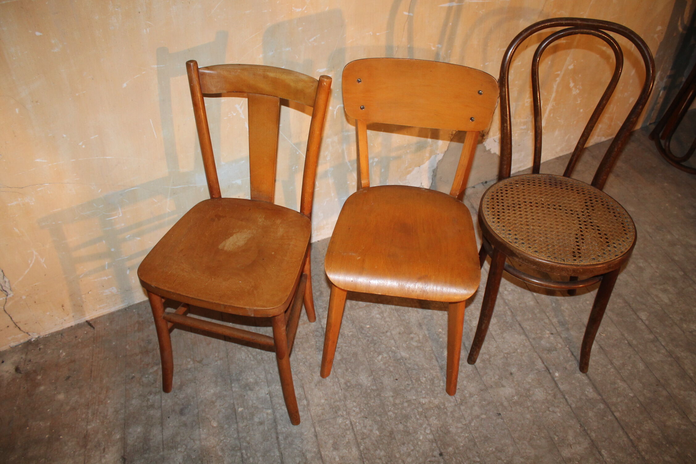 Lot of 25 chairs