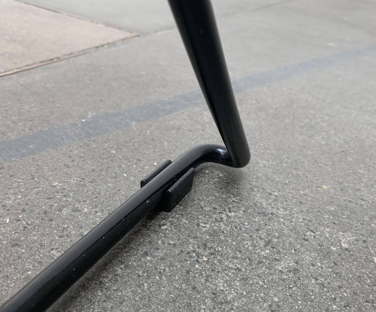 Set of black postmodern Kreuzschwinger chairs by Till Behrens for Schlubach, 1980s.