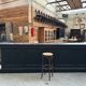 Immense comptoir de bar recouvert d’une pierre bleue