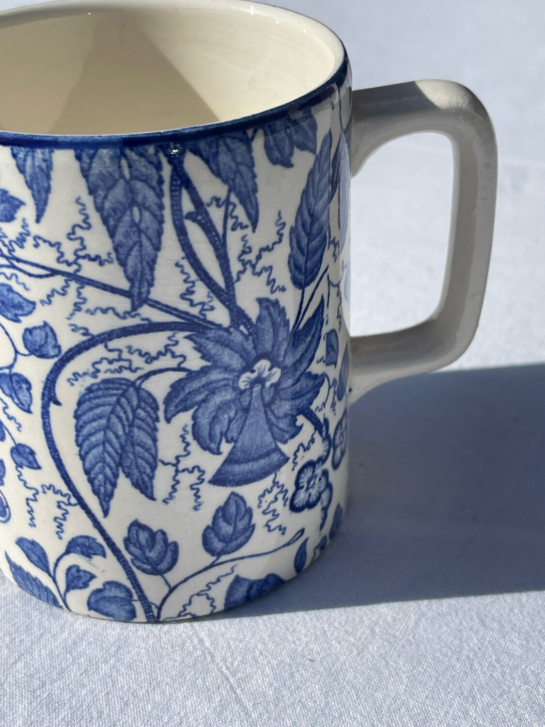 Mug cup with foliage decoration