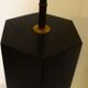 Lampe hexagonale en marbre noir dans le style  de Jules Wabbes