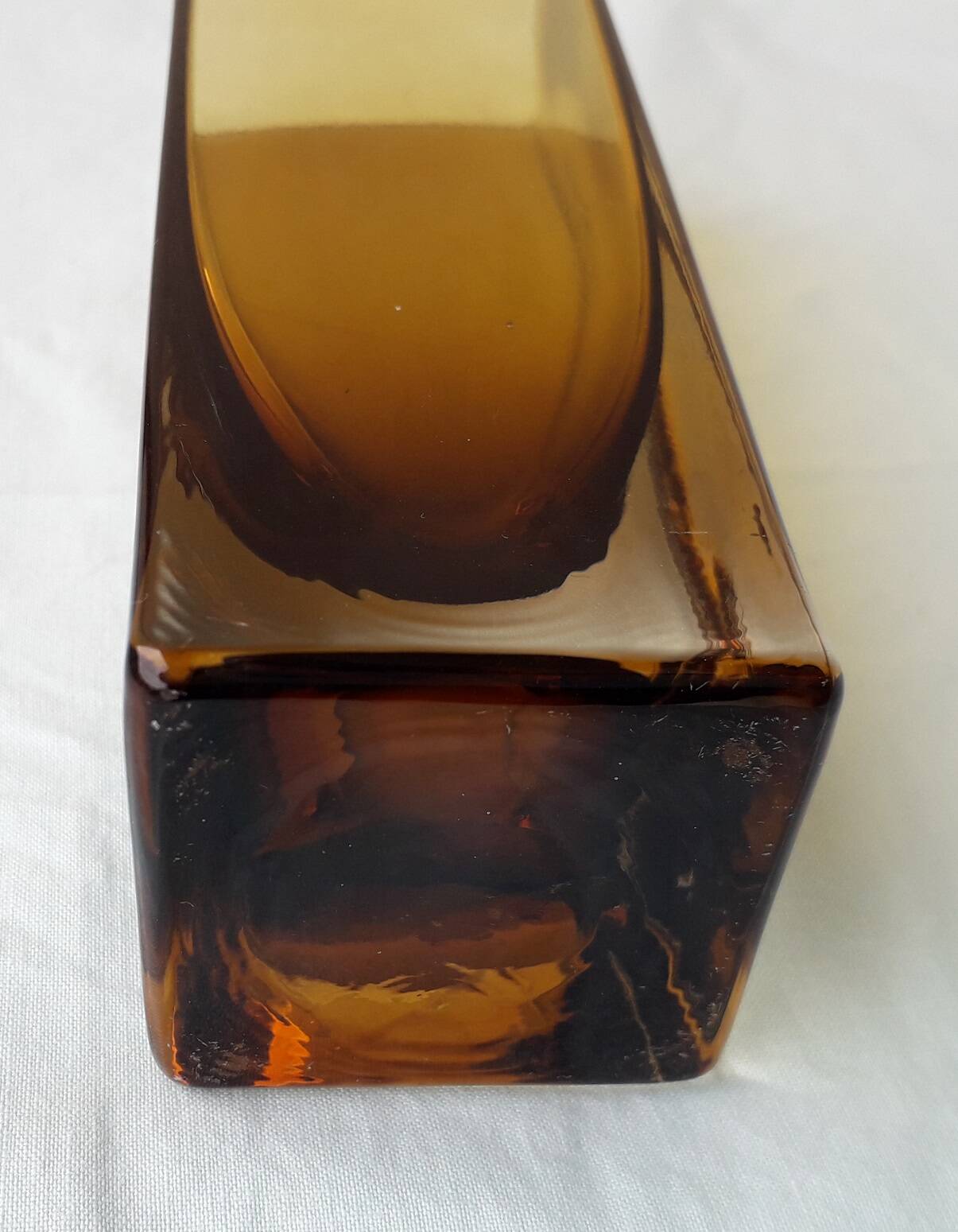 Vase carré en verre