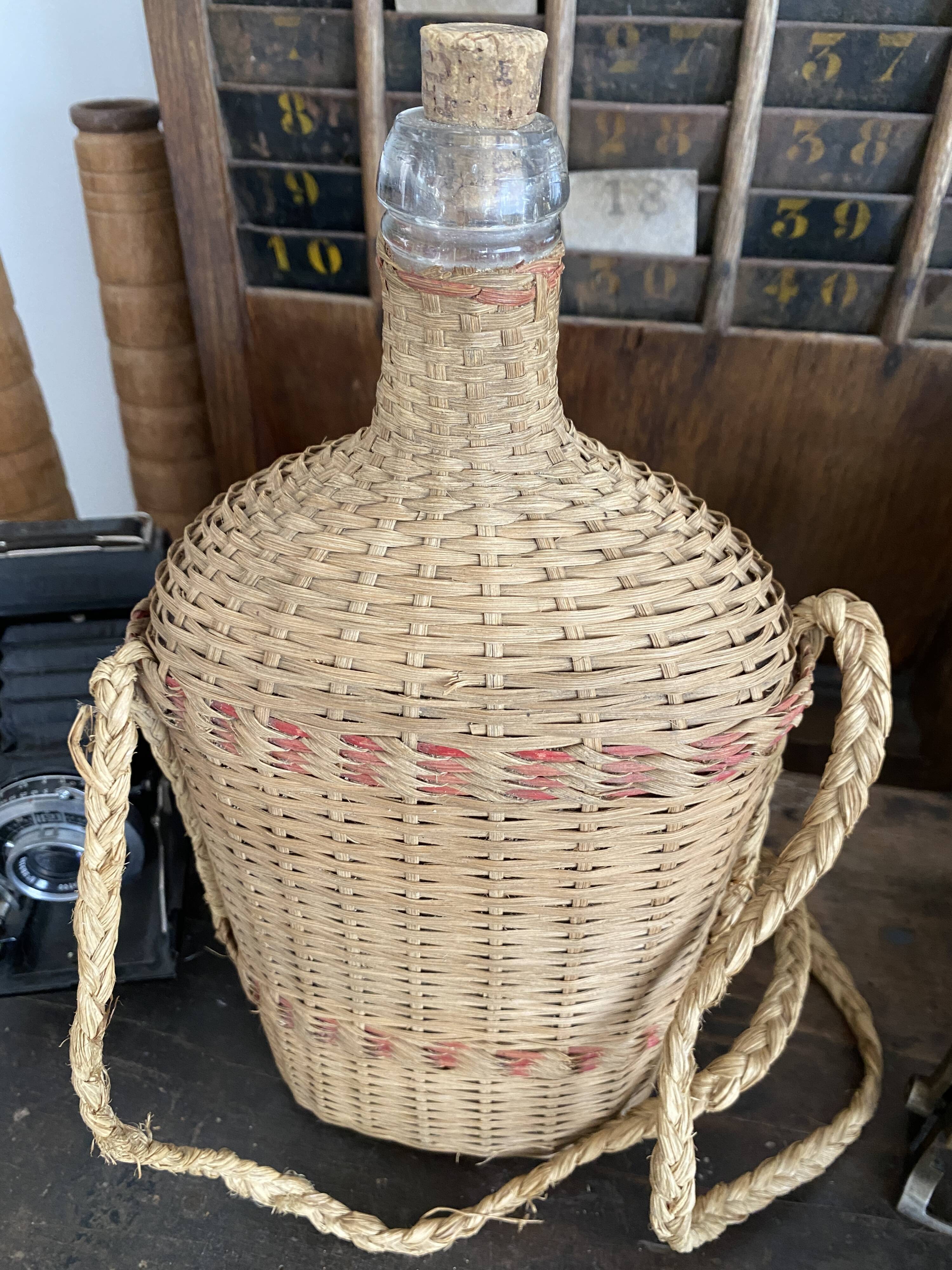 Duo de bouteilles en rotin