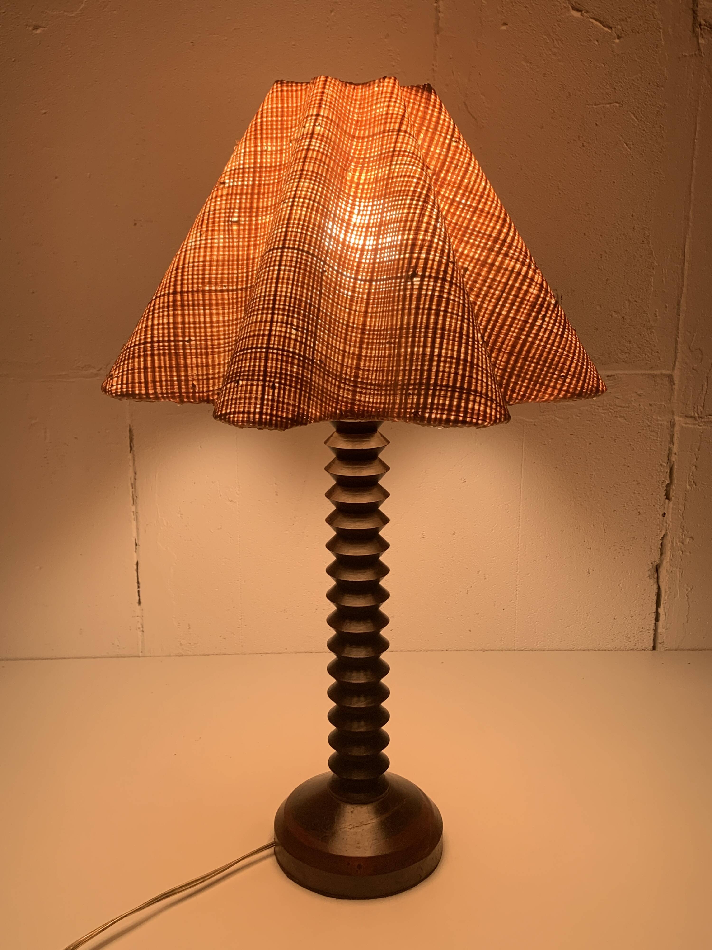 Lampe de table française en bois tourné dans le style de Charles Dudouyt, années 1950