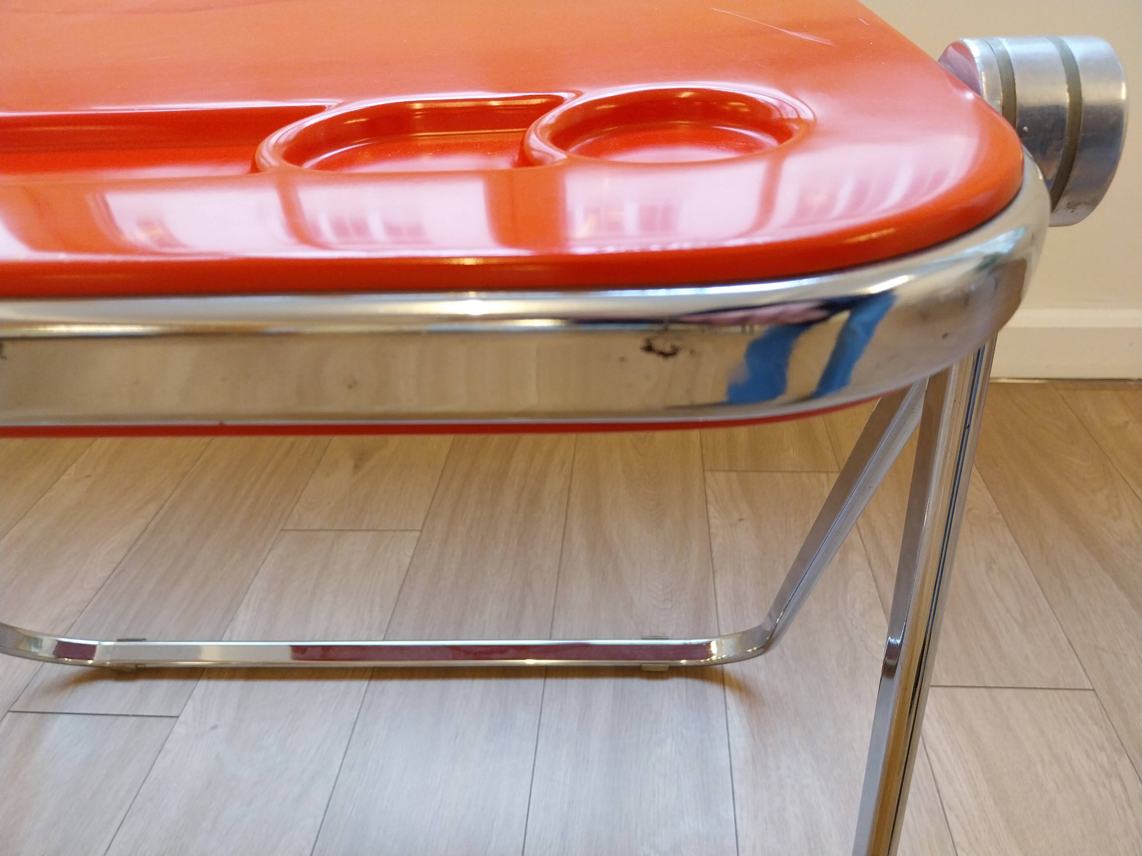 Vintage lot design – Platone table + red Plia chairs – Anonima Castelli