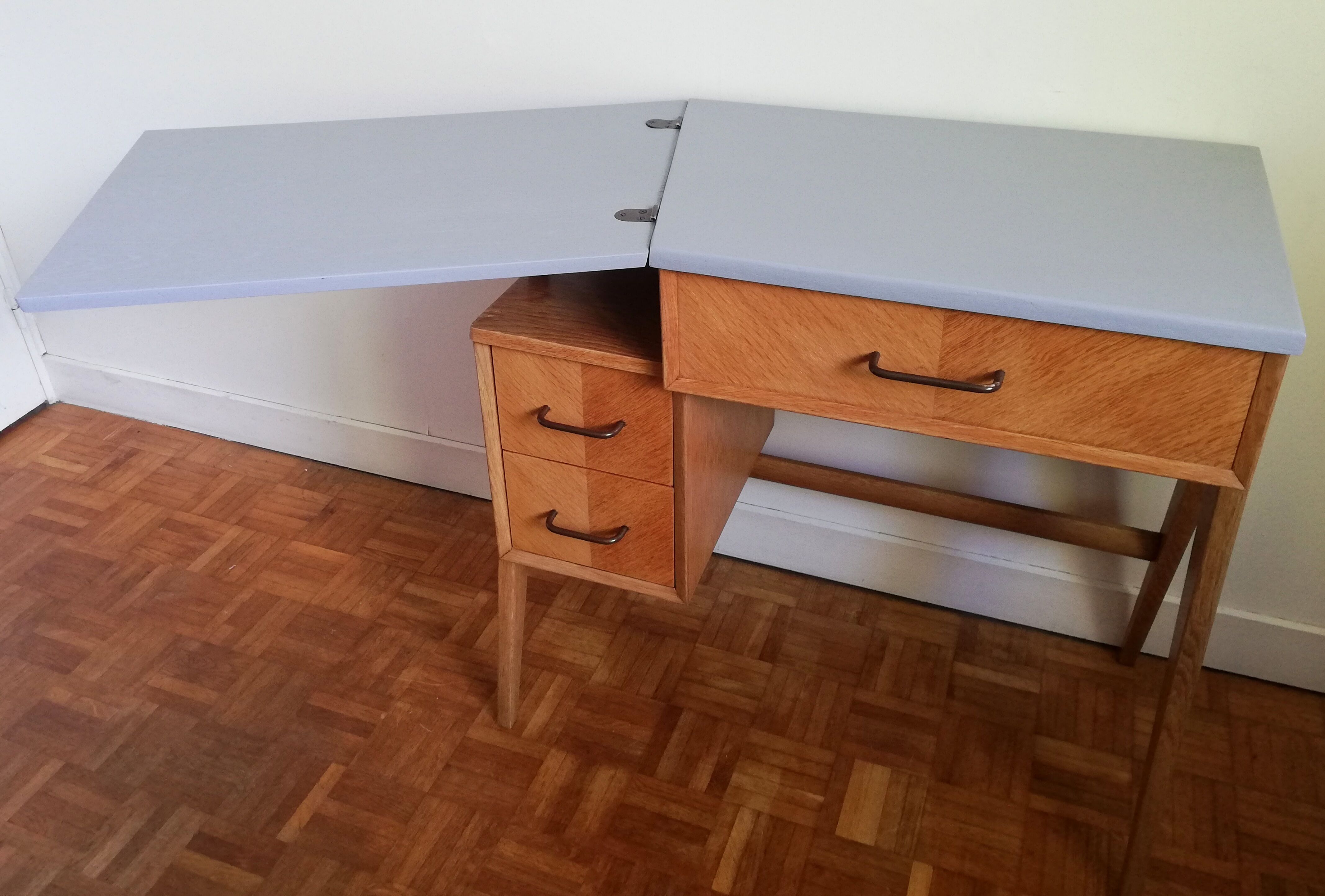 Extendable desk compass feet