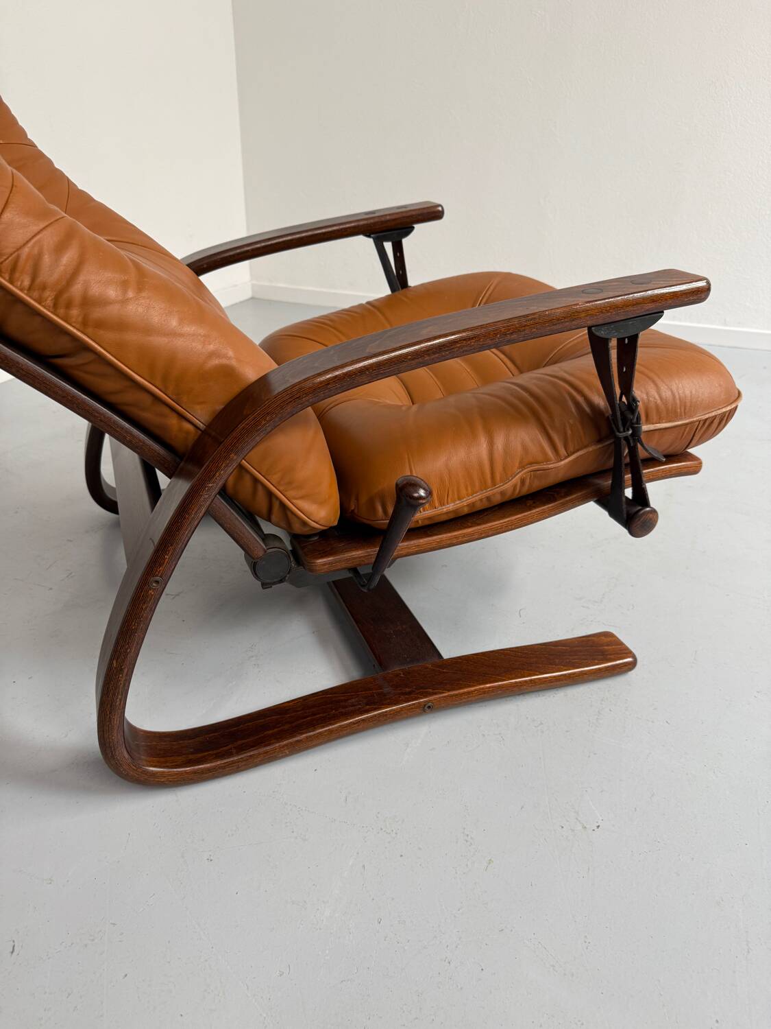 Antique "Panter" hanging armchair in Scandinavian design leather Westnofa an70