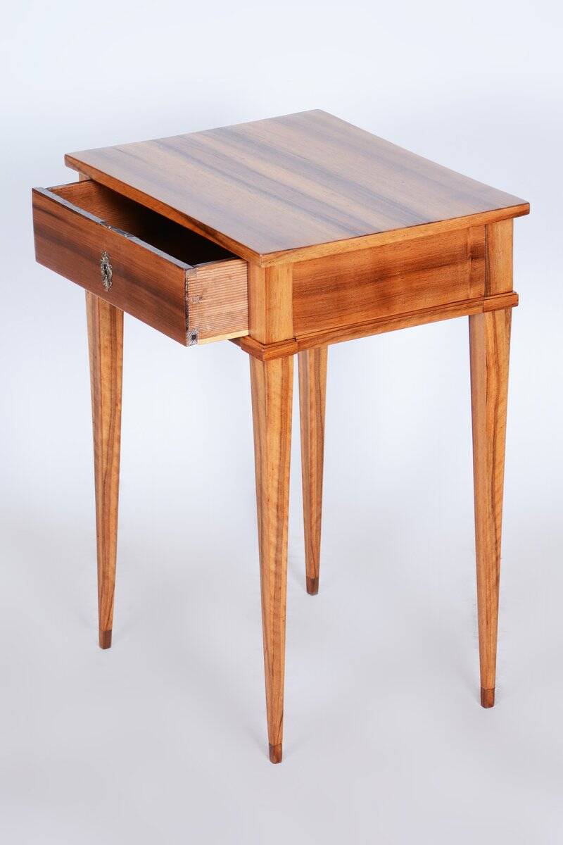 Table d'appoint Biedermeier en noyer, années 1820