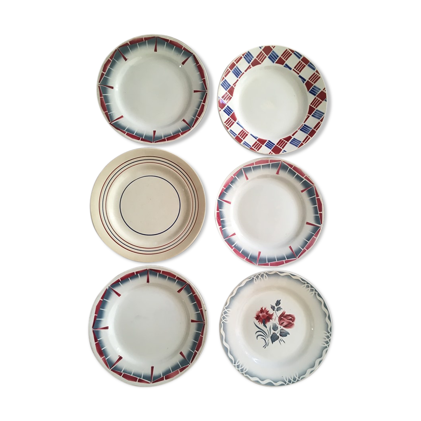 Matching flat plates in red and blue