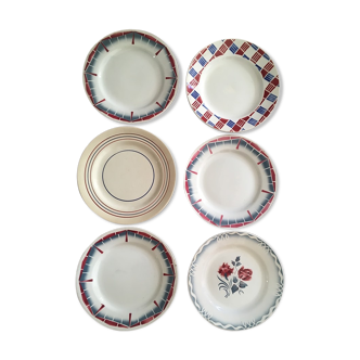 Assiettes plates assorties en rouge et bleu