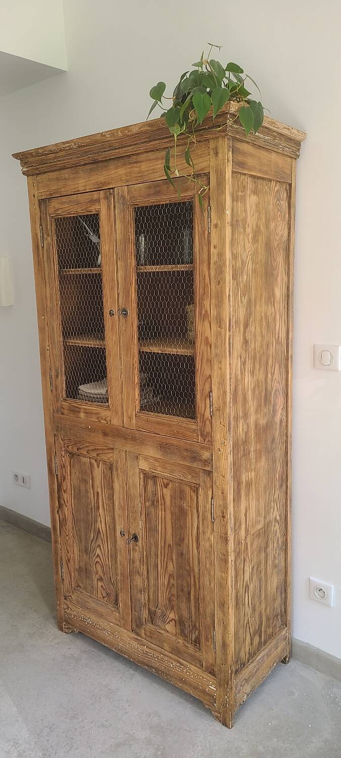 Wooden mesh linen cupboard
