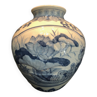Large Chinese ceramic pot