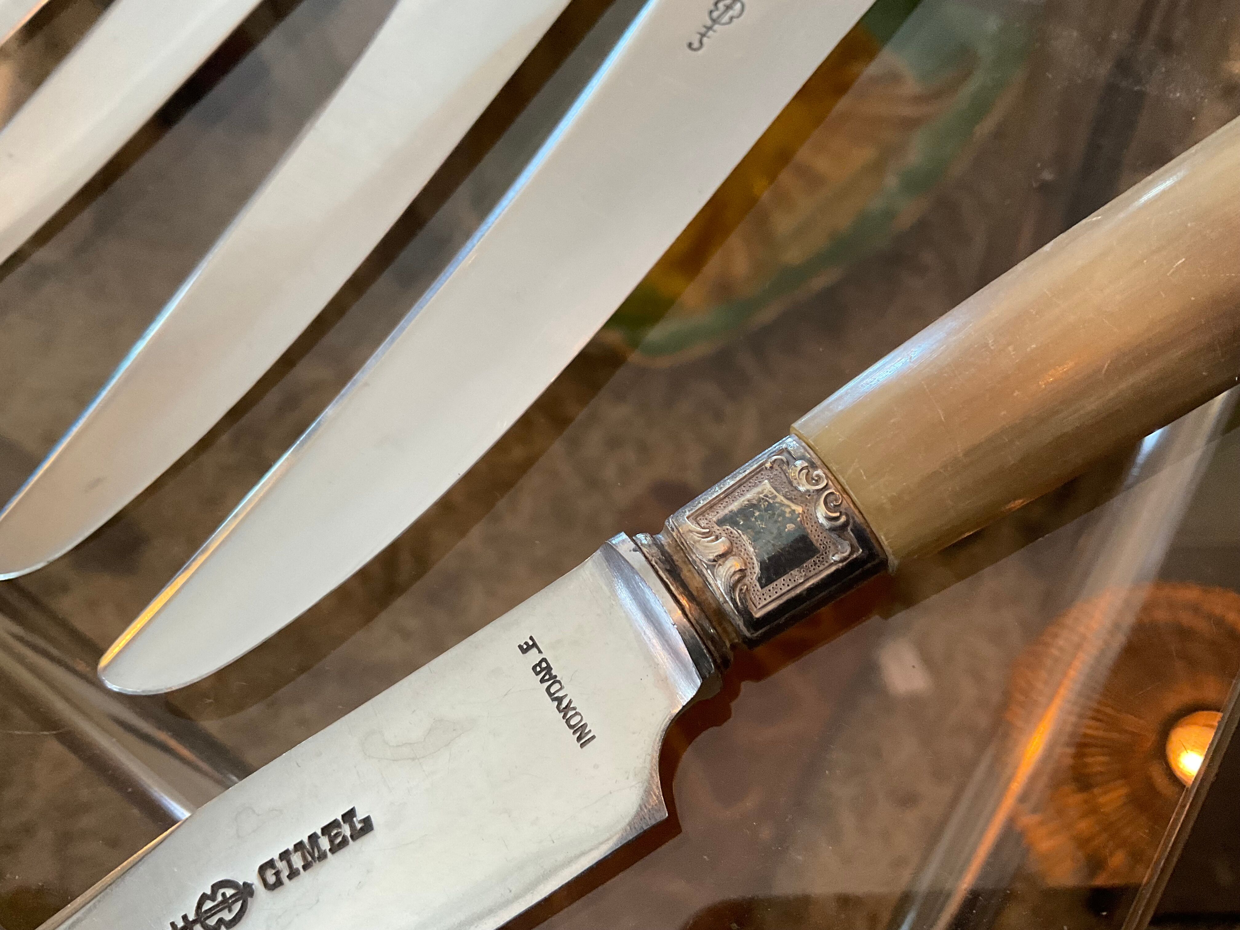 12 table knives. Horn handle