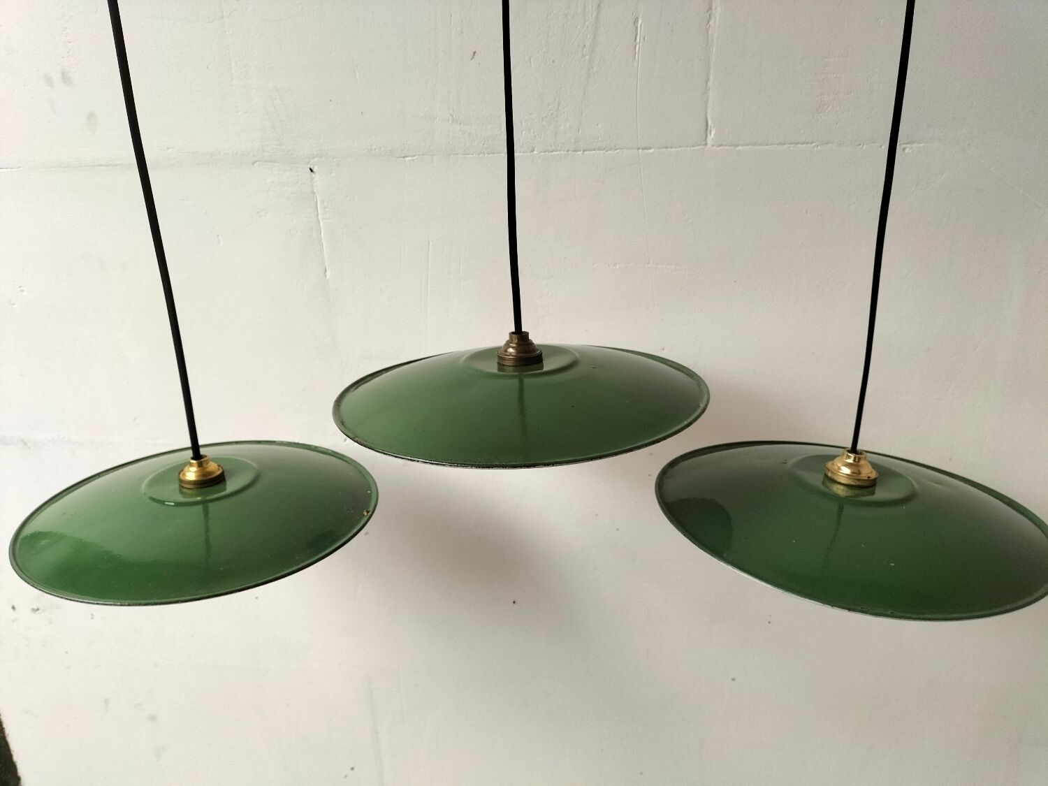 Suspensions in enamelled sheets