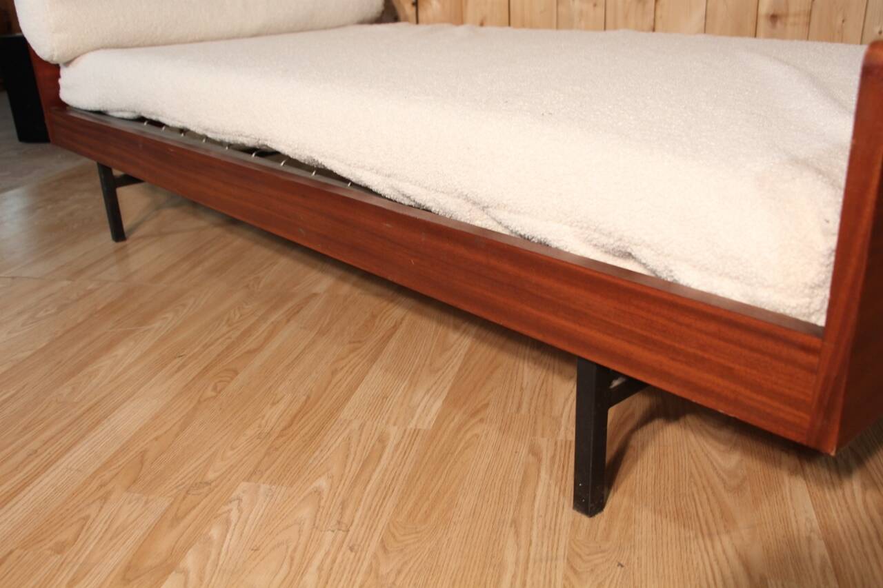 LC5 daybed model by Pierre Guariche
