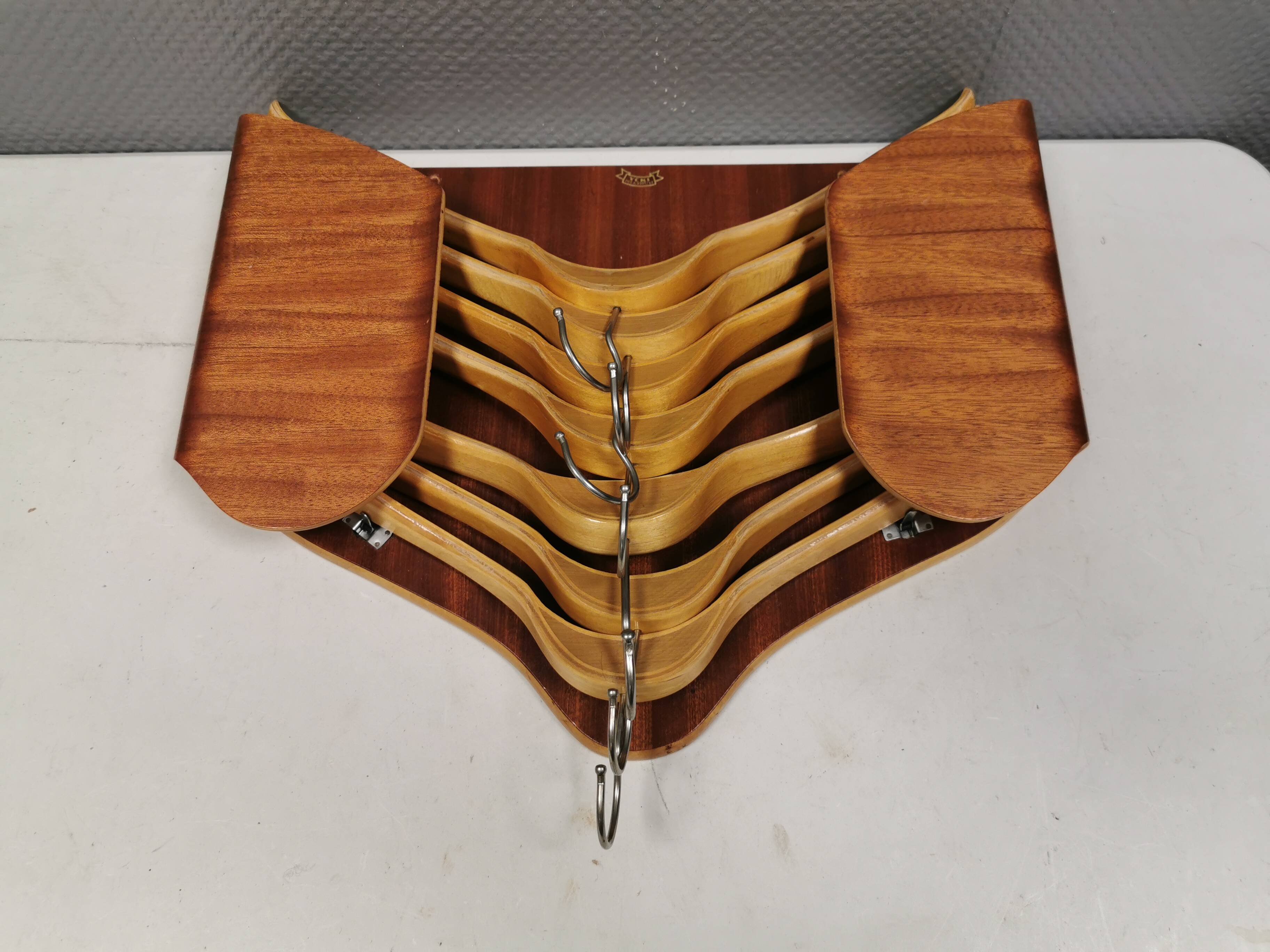 Very beautiful vintage hanger holder, including 7 matching hangers.