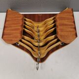 Very beautiful vintage hanger holder, including 7 matching hangers.