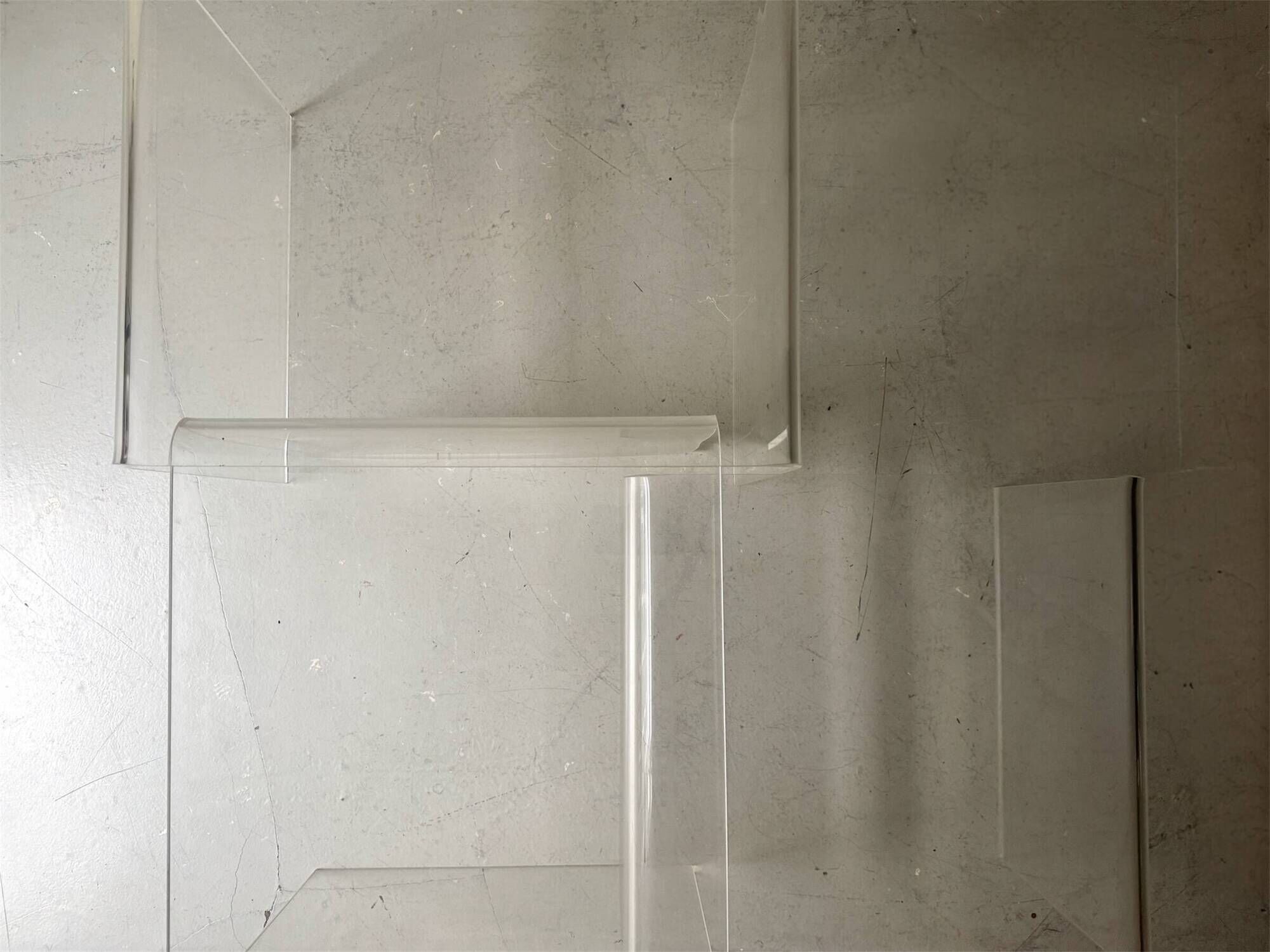 Table basse gigogne modulable en plexiglas, D. Lange Marais Les invisibles