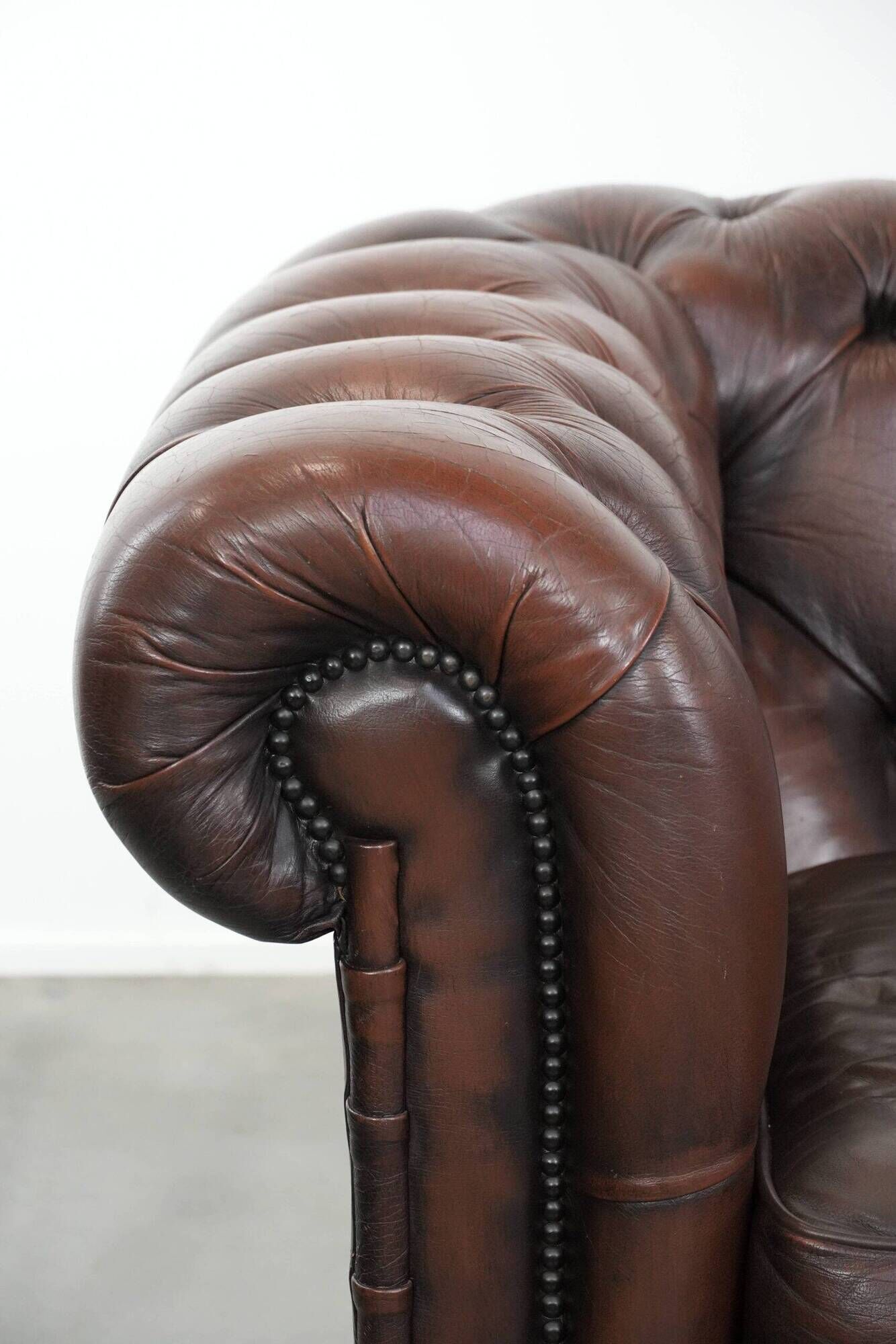 Dark brown cow leather vintage 2-seater Chesterfield sofa in English style