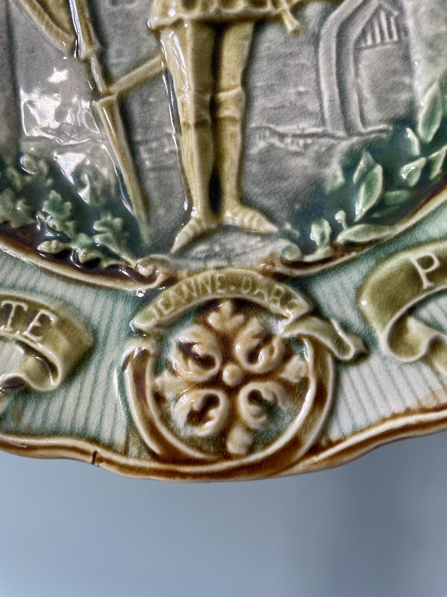 Set of two plates late nineteenth in slip Jeanne d'Arc