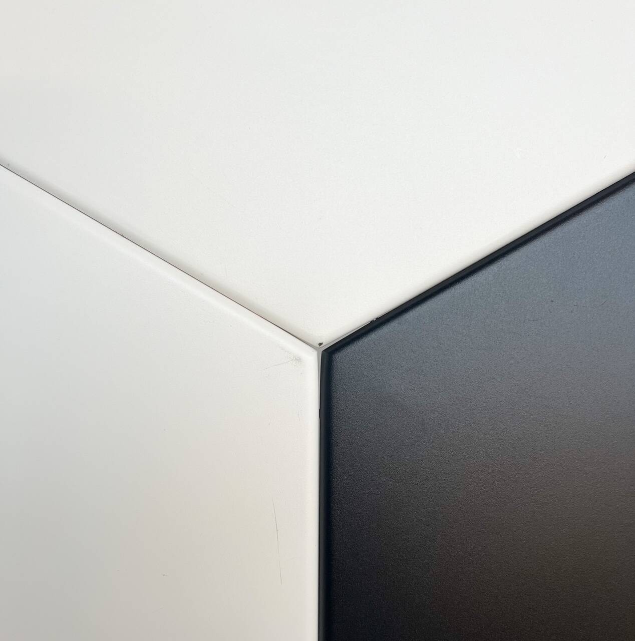 Table d'appoint OVNI par Edwin van Sommeren, après 2000