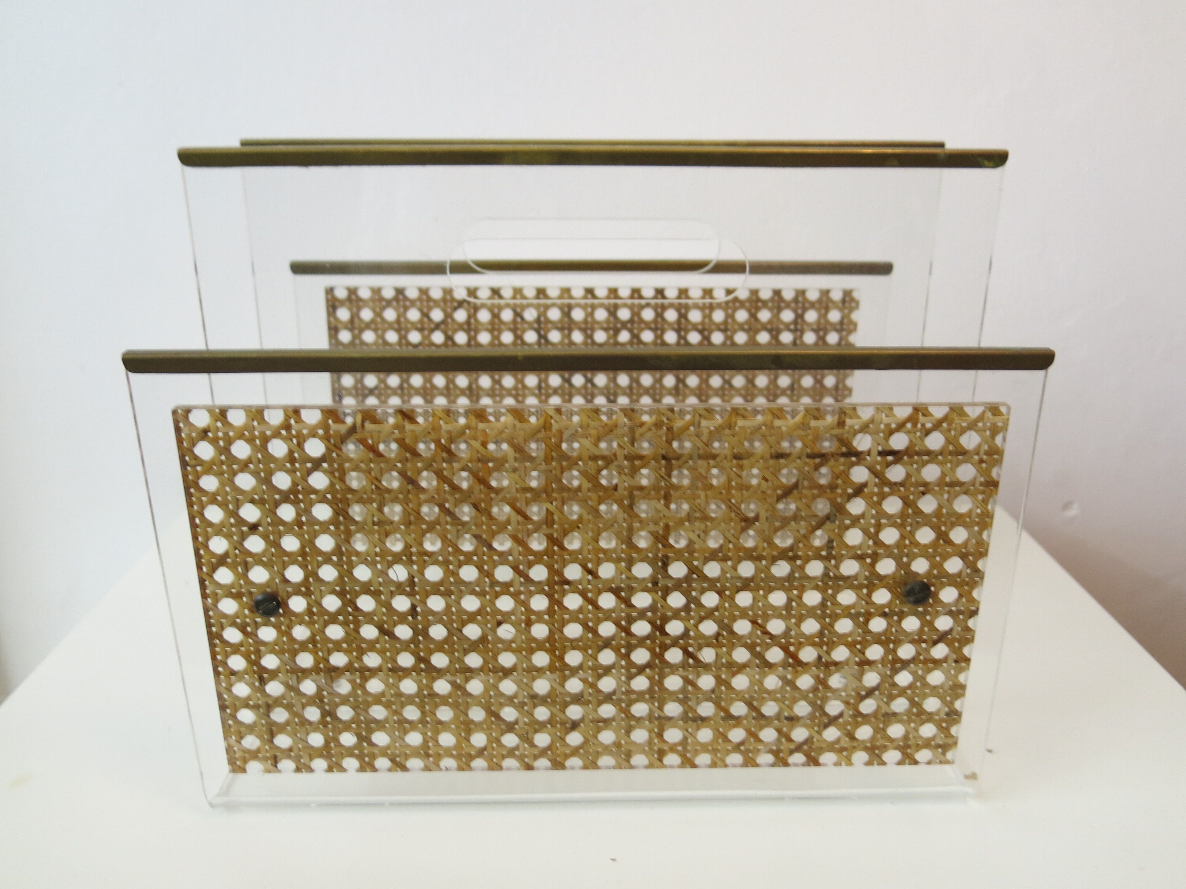 Magazine holder in plexi and cannage